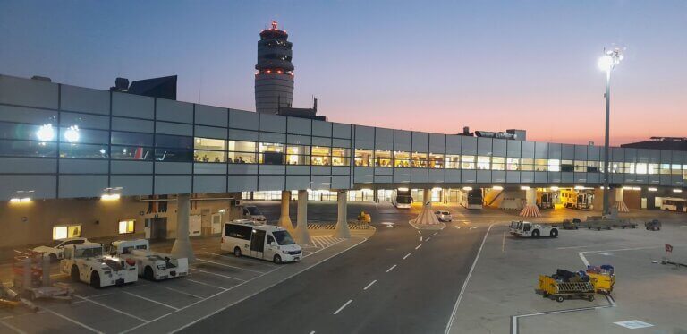 Taxi na letisko Schwechat Viedeň ✈️ | Luxor Taxi Bratislava – spoľahlivý odvoz načas